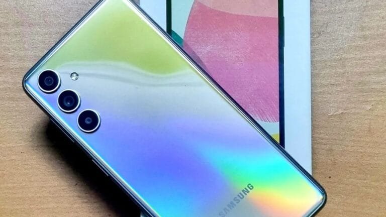 दिया जलाकर भी ढूंढने से नहीं मिलेगा ऐसे धाकड़ कैमरे वाला स्मार्टफ़ोन Samsung ने पेश किया मात्र इतनी सी कीमत में
