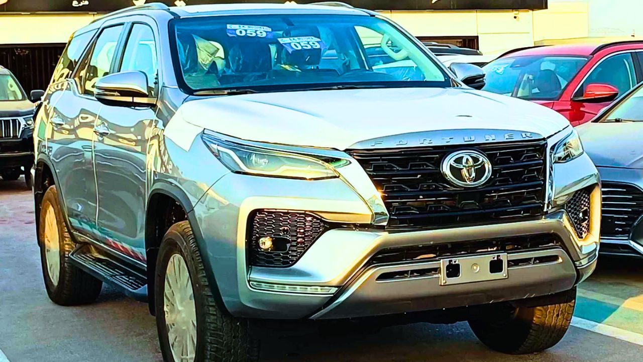 Kia को उधड़ देगा Toyota की टॉप क्लास SUV का लग्जरी लुक दमदार इंजन धांसू फीचर्स देखे कीमत