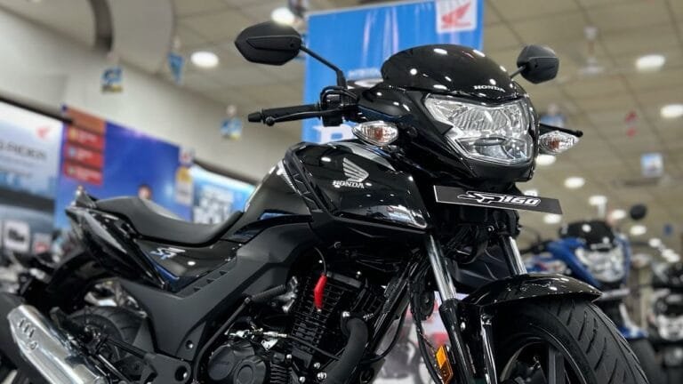 Honda की हुस्न की मल्लिका Bajaj का पलटायेगी गेम 65kmpl माइलेज से मार्केट में गाड़ेगी झंडे जाने कीमत