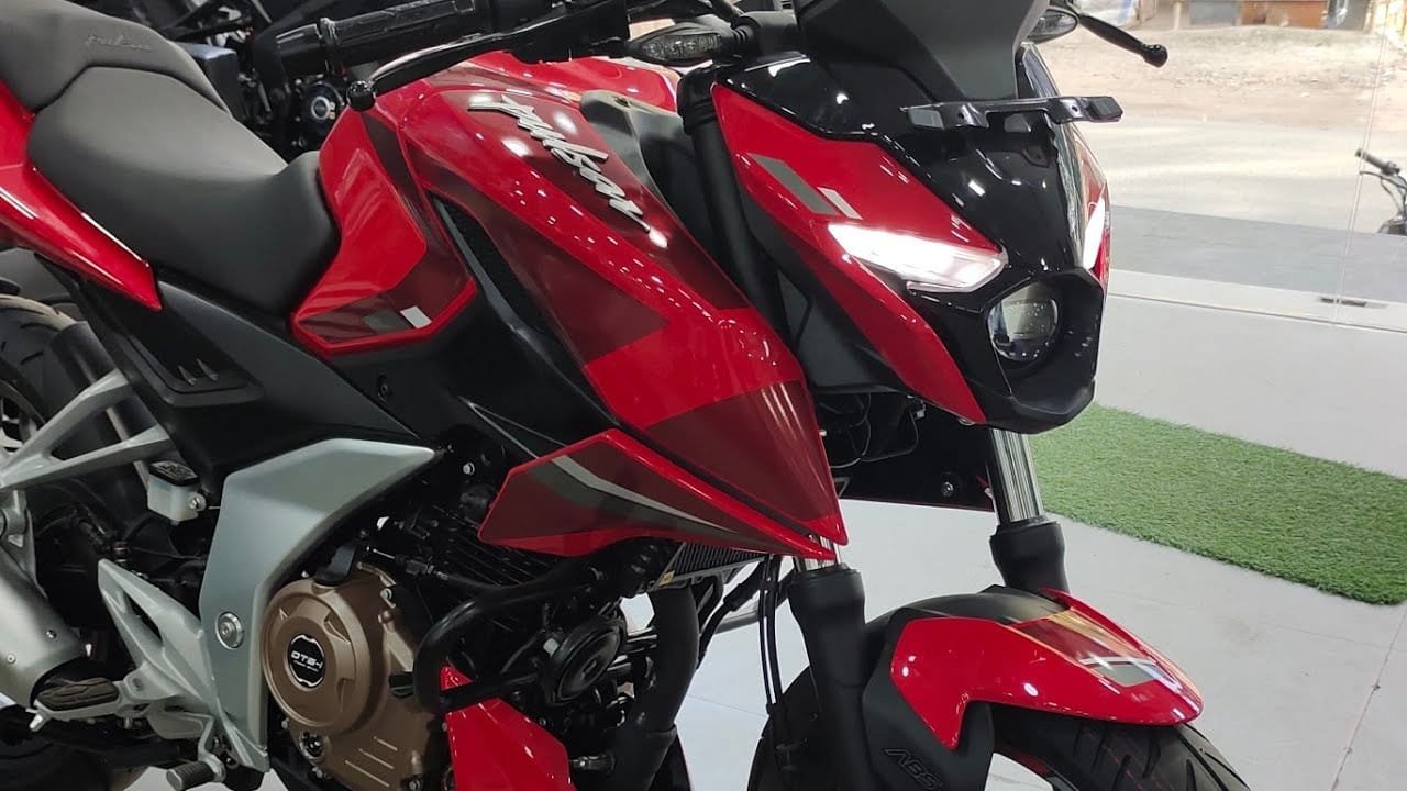 Apache के साथ दो-दो हाथ करेगी Bajaj की कंप्यूटर बाइक धाकड़ इंजन और दनदनाता माइलेज देखे कीमत