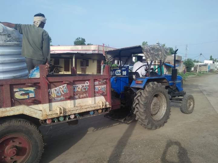 Harda: अल्प वर्षा होने के कारण खेतों में नहीं हुआ पानी का संग्रह फसलों पर कीटनाशक दवा का छिड़काव करने के लिए घरों से ले जा रहे हैं पानी