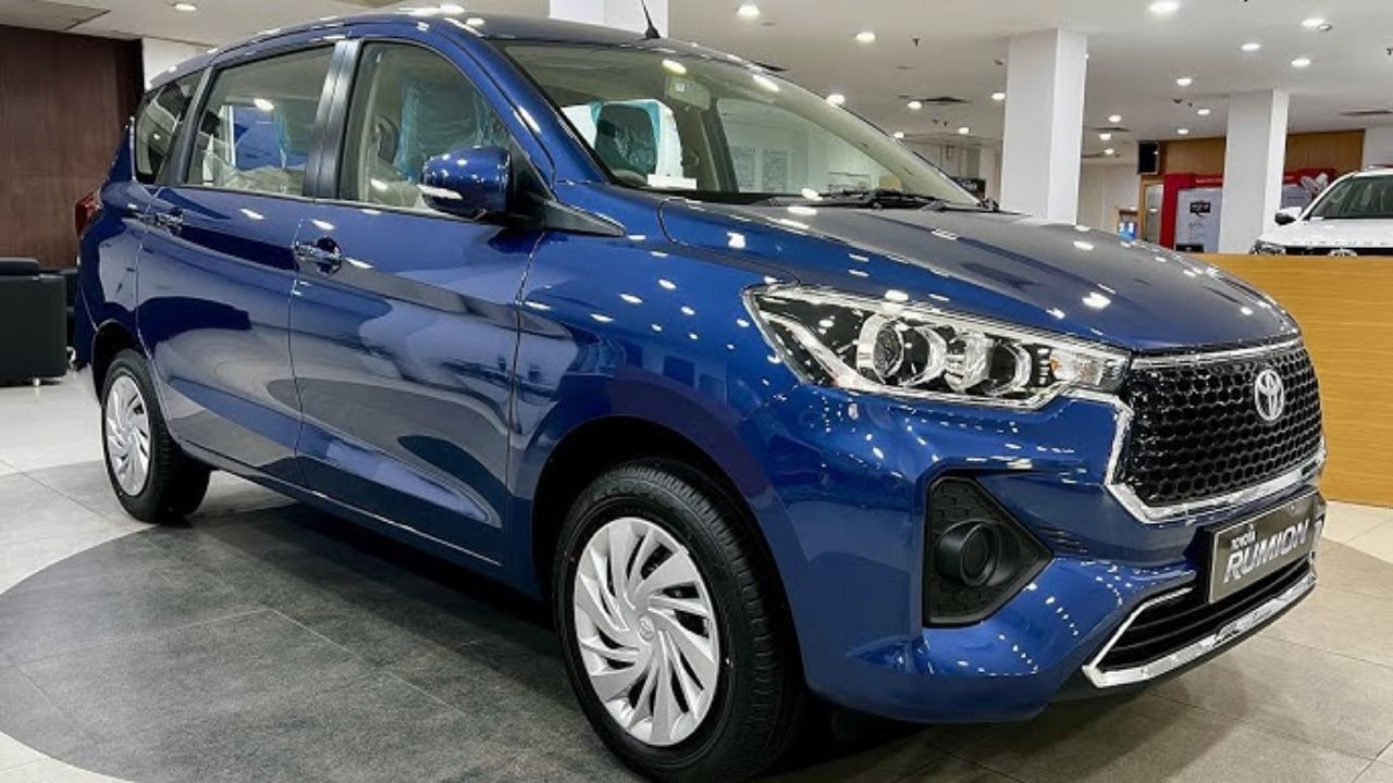 Ertiga की बत्ती गुल करने आ गई Toyota की प्रीमियम कार दमदार इंजन के साथ मिल रहे रापचिक फीचर्स